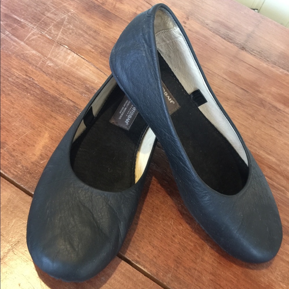 Earth Black Manitobah moccasins
